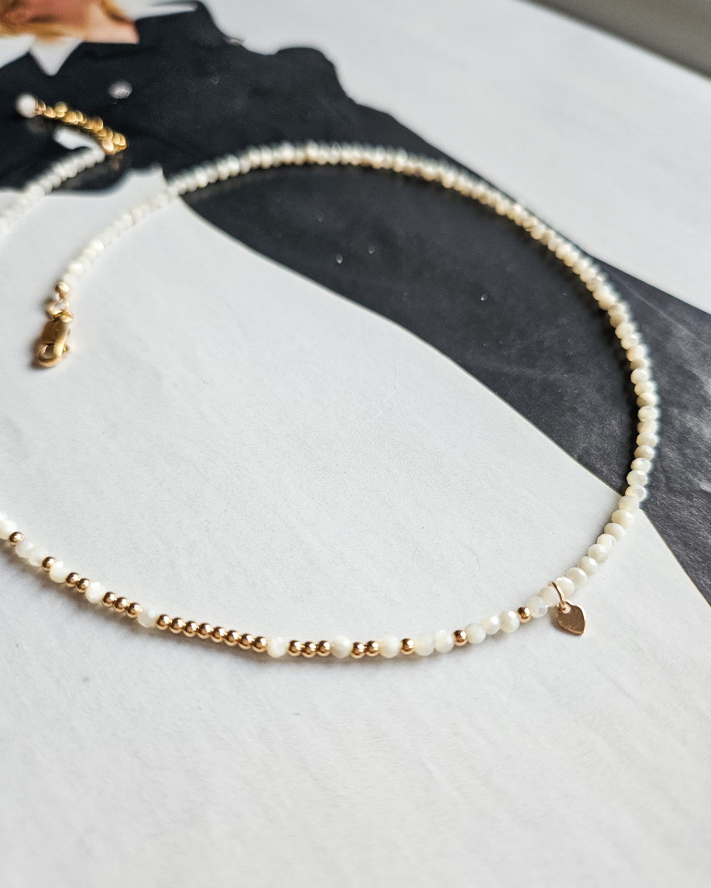 Choker with micro mother-of-pearl