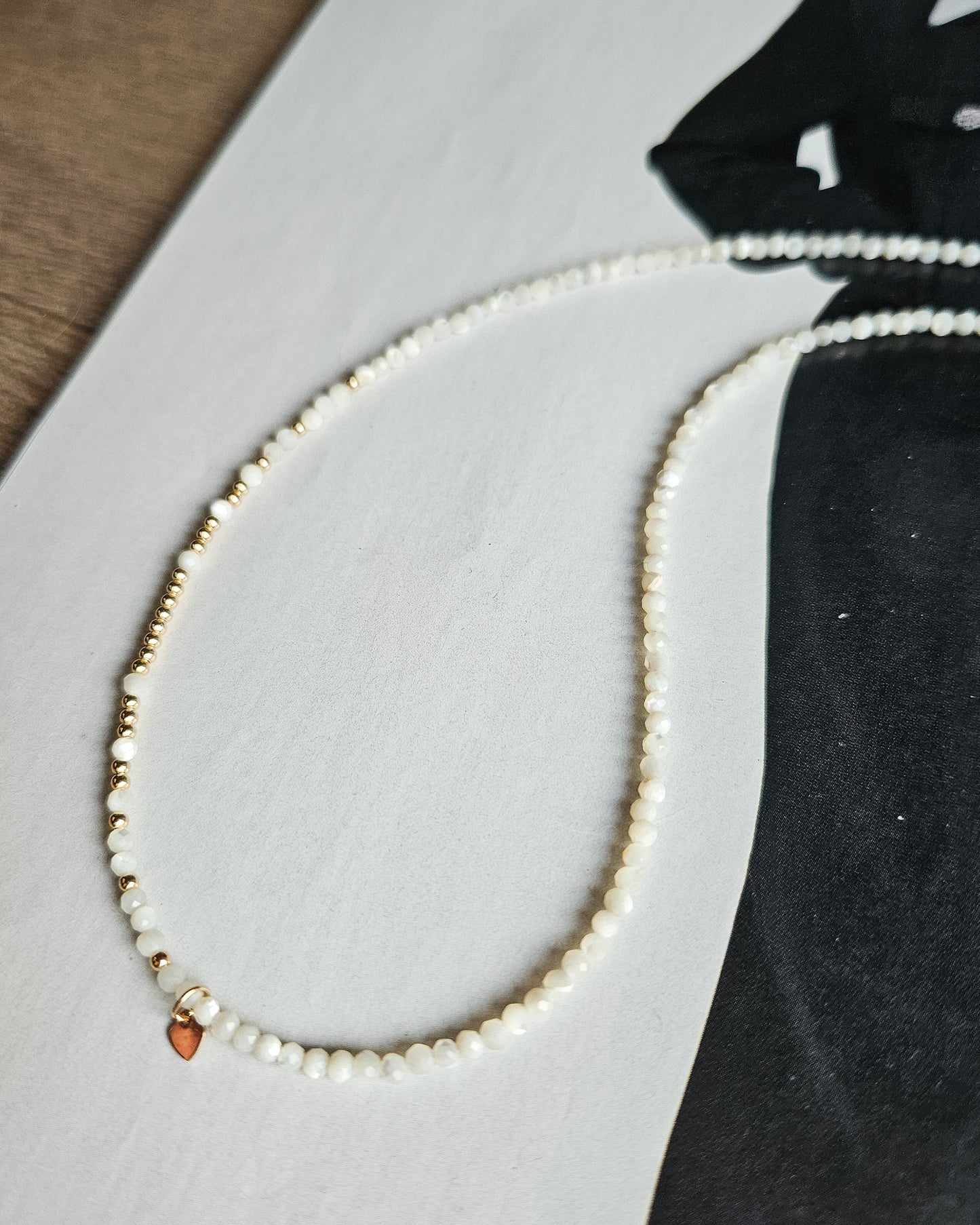Choker with micro mother-of-pearl