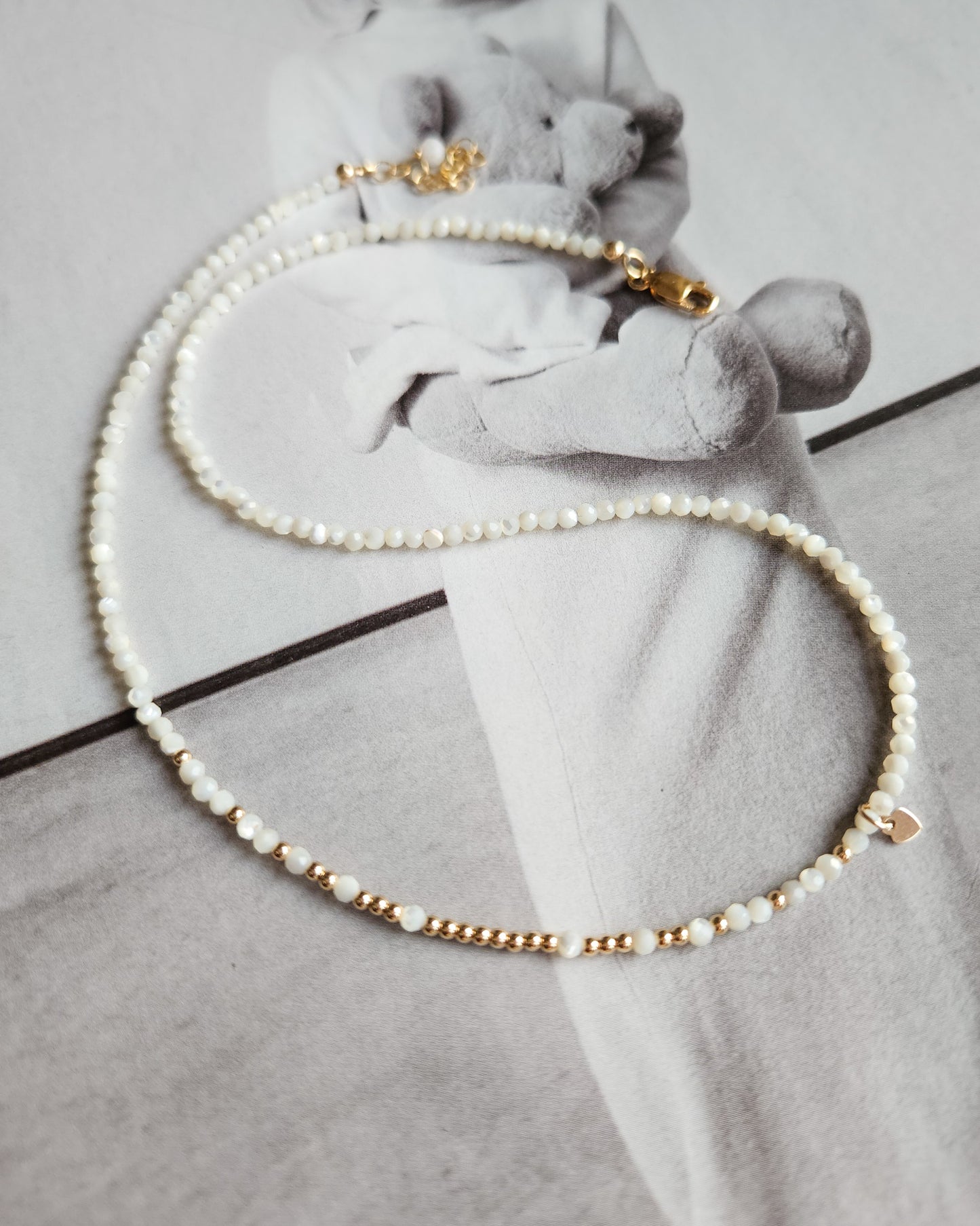 Choker with micro mother-of-pearl