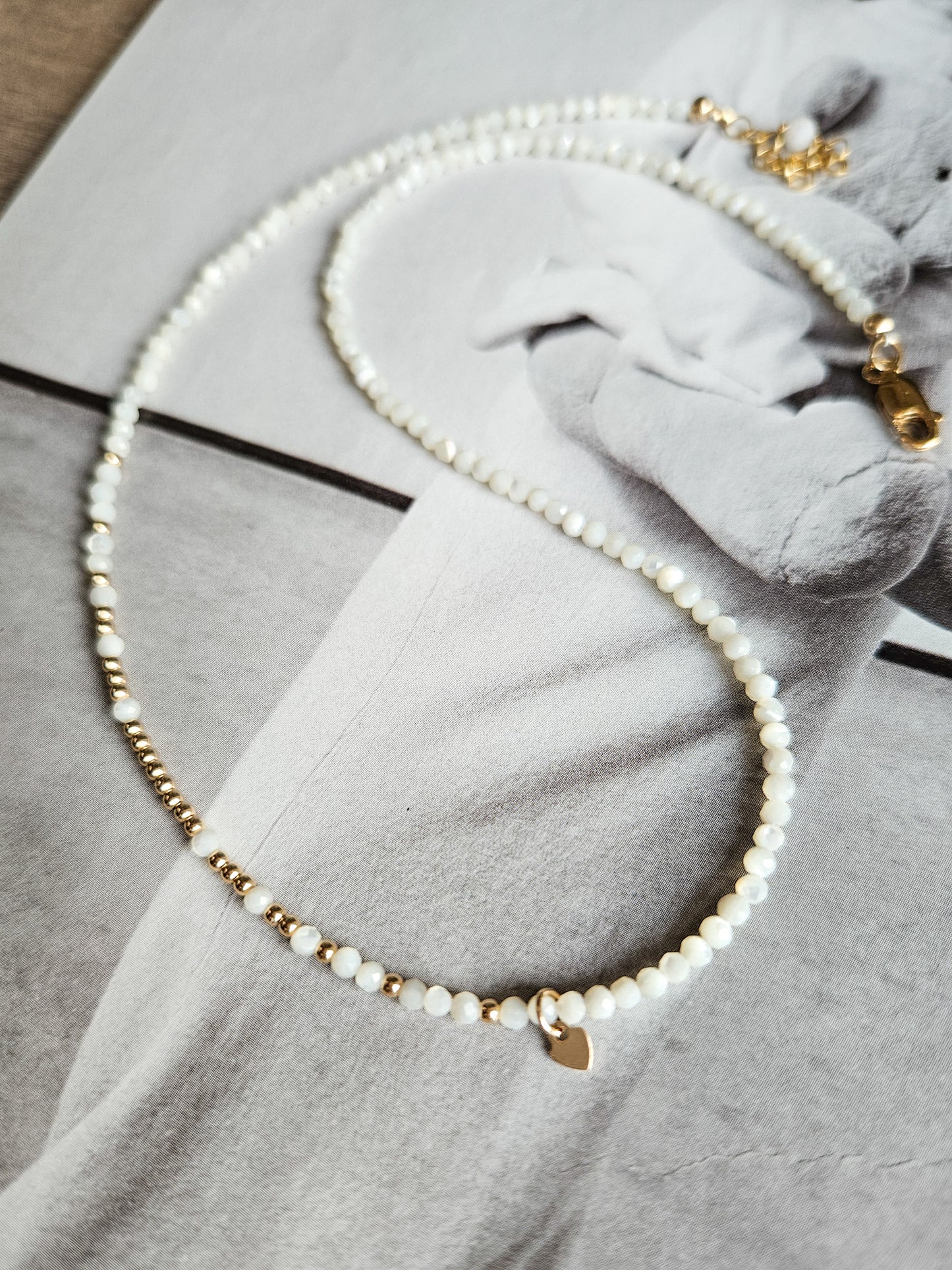 Choker with micro mother-of-pearl