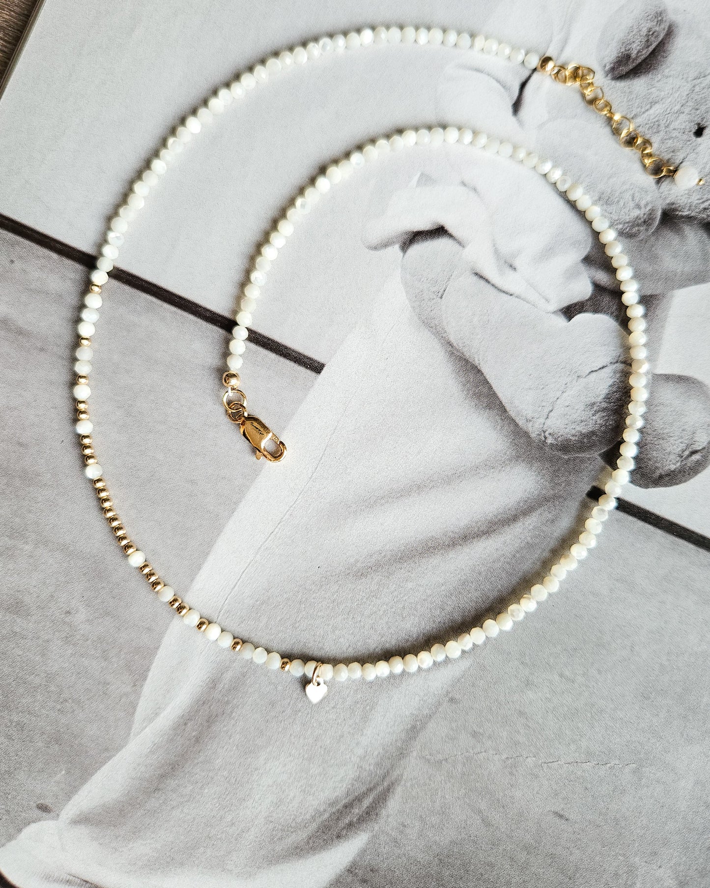 Choker with micro mother-of-pearl