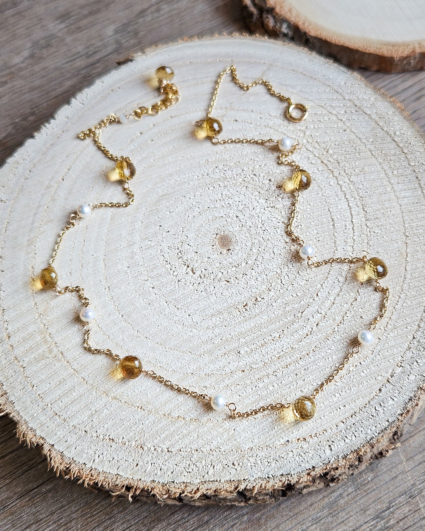 Gentle choker with pearls and citrine