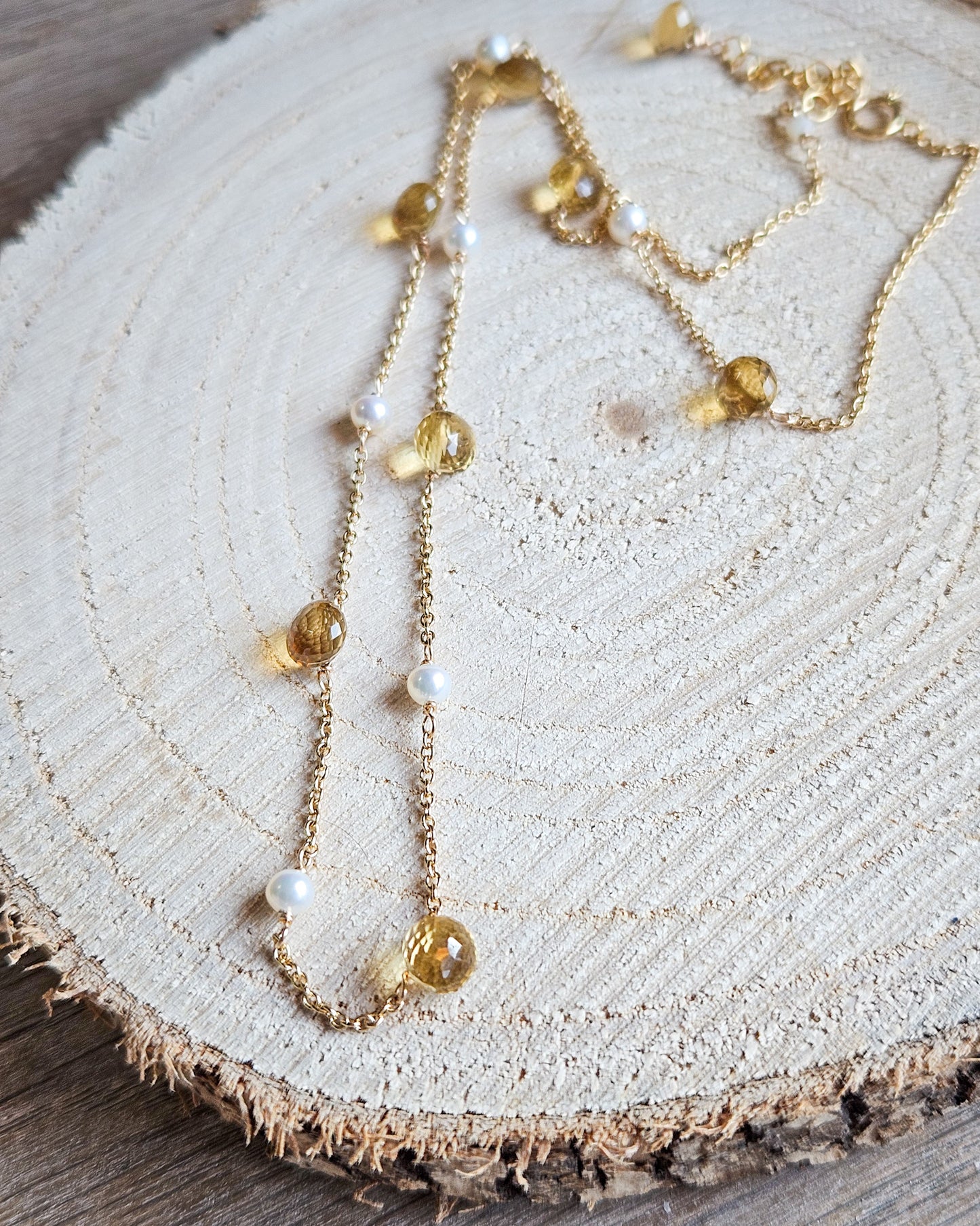 Gentle choker with pearls and citrine