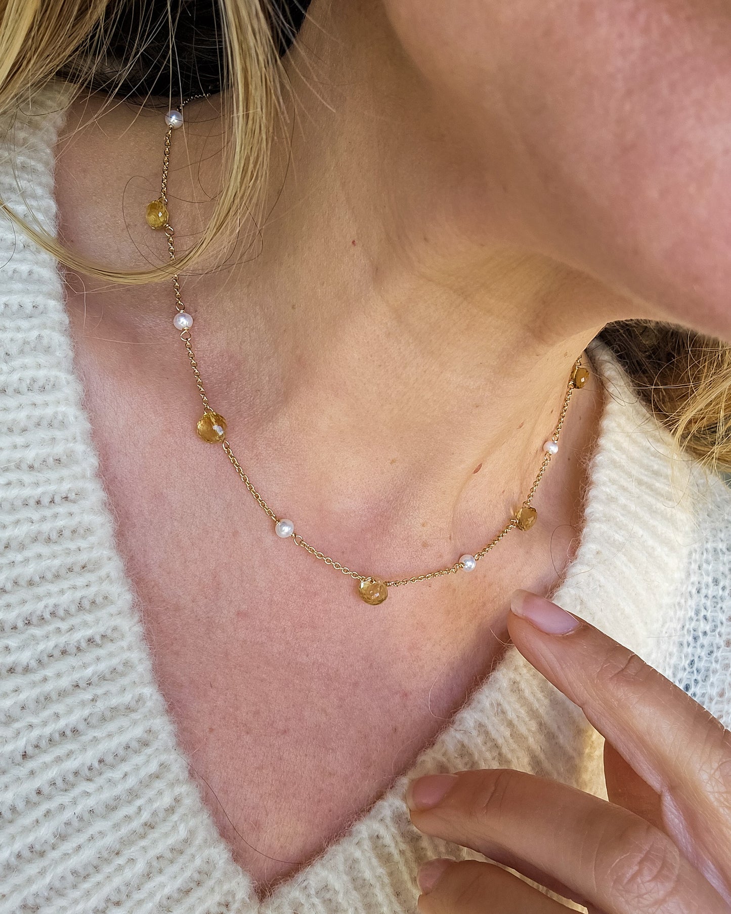 Gentle choker with pearls and citrine