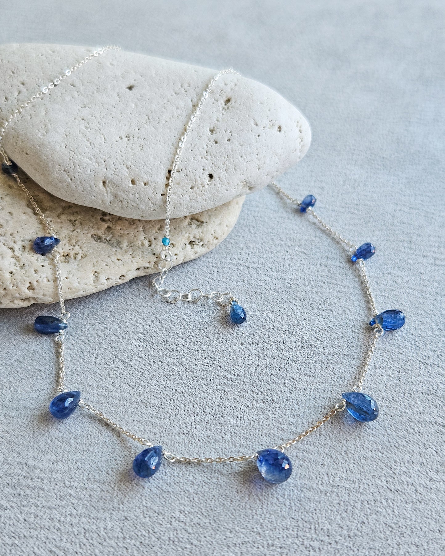 Girocollo lacrime di Cianite Blu