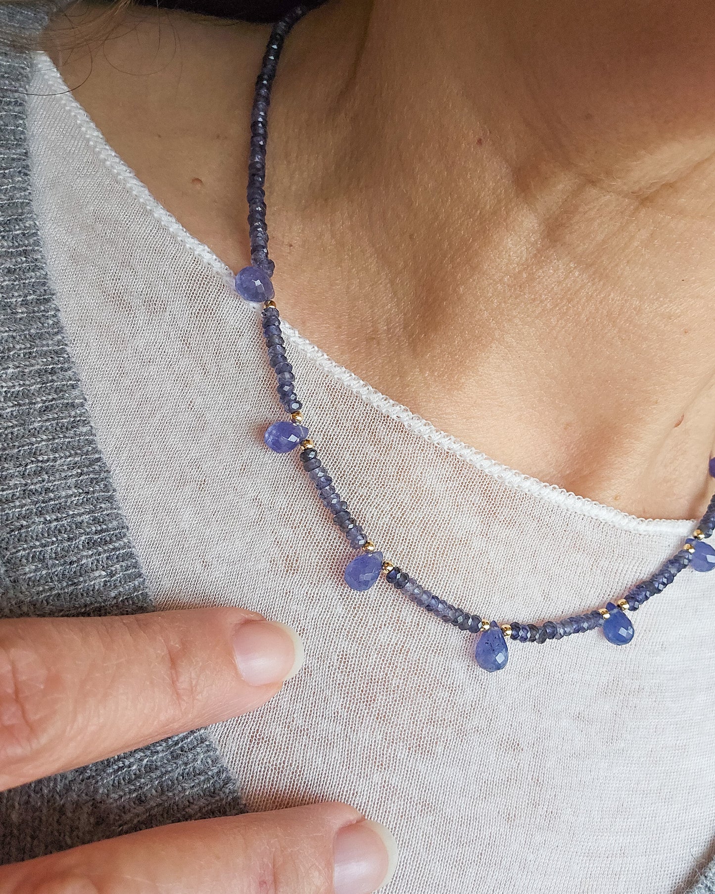 Girocollo in iolite blu e gocce di tanzanite