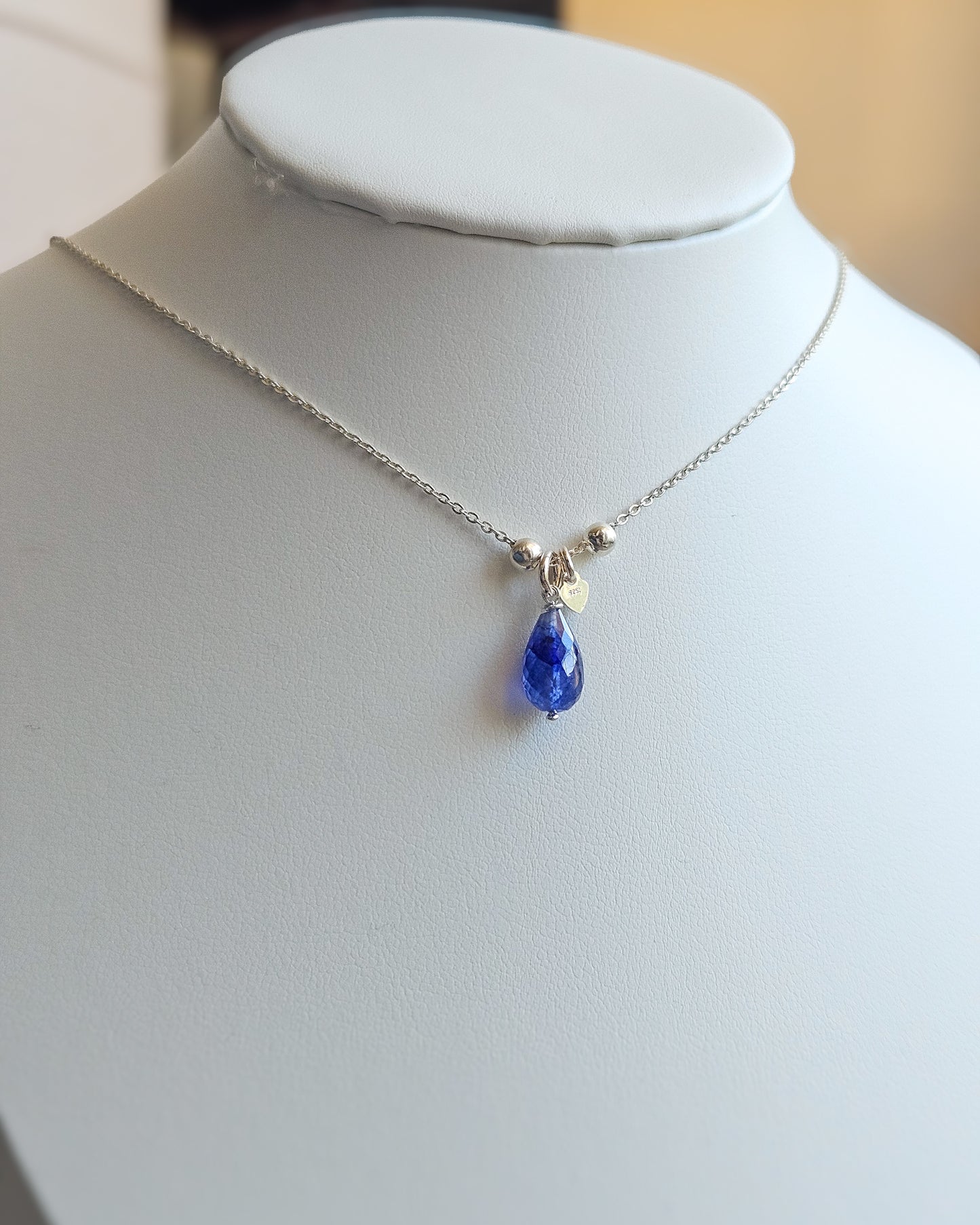 Girocollo argento con goccia di Zaffiro blu