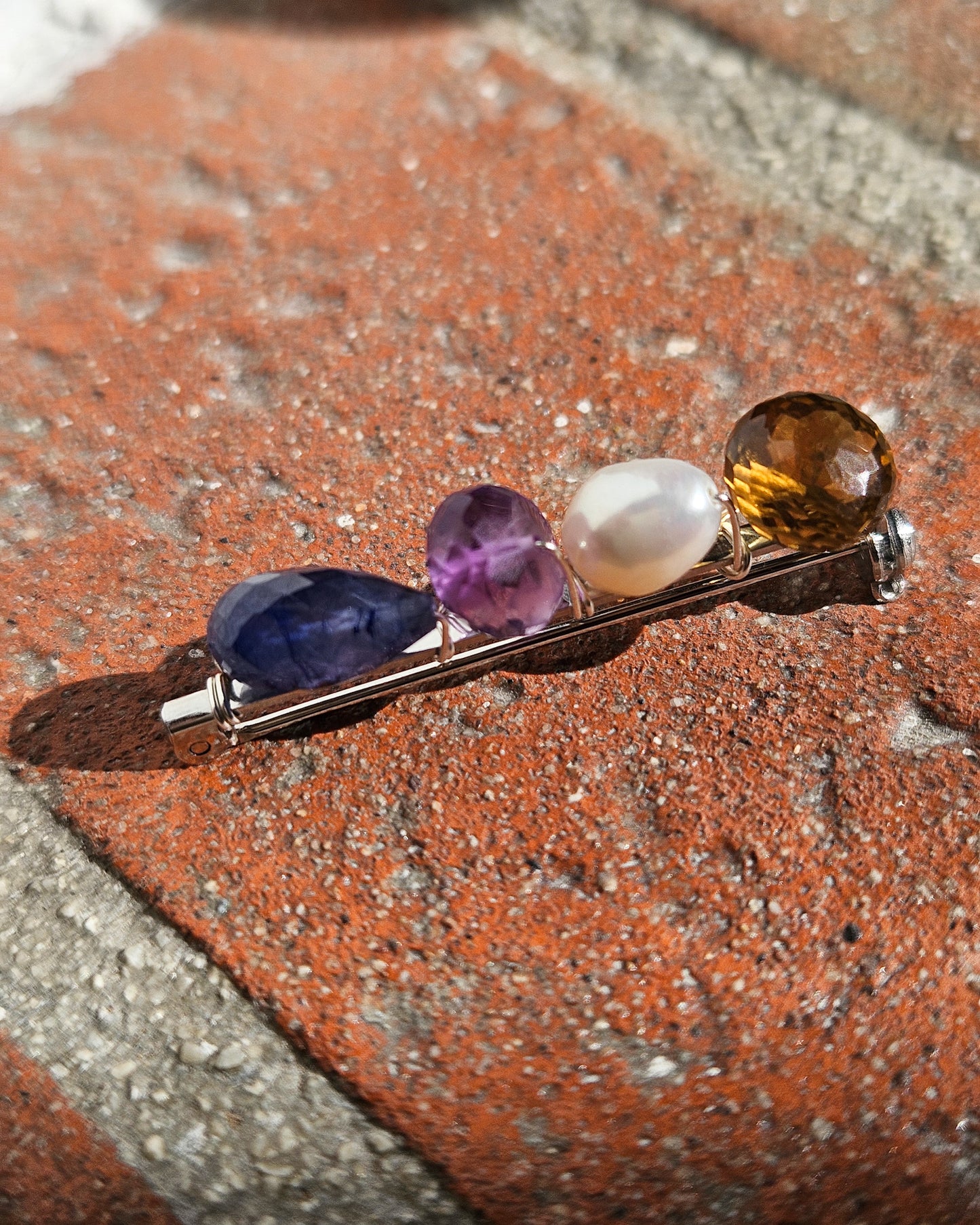 Spilla in argento con gemme