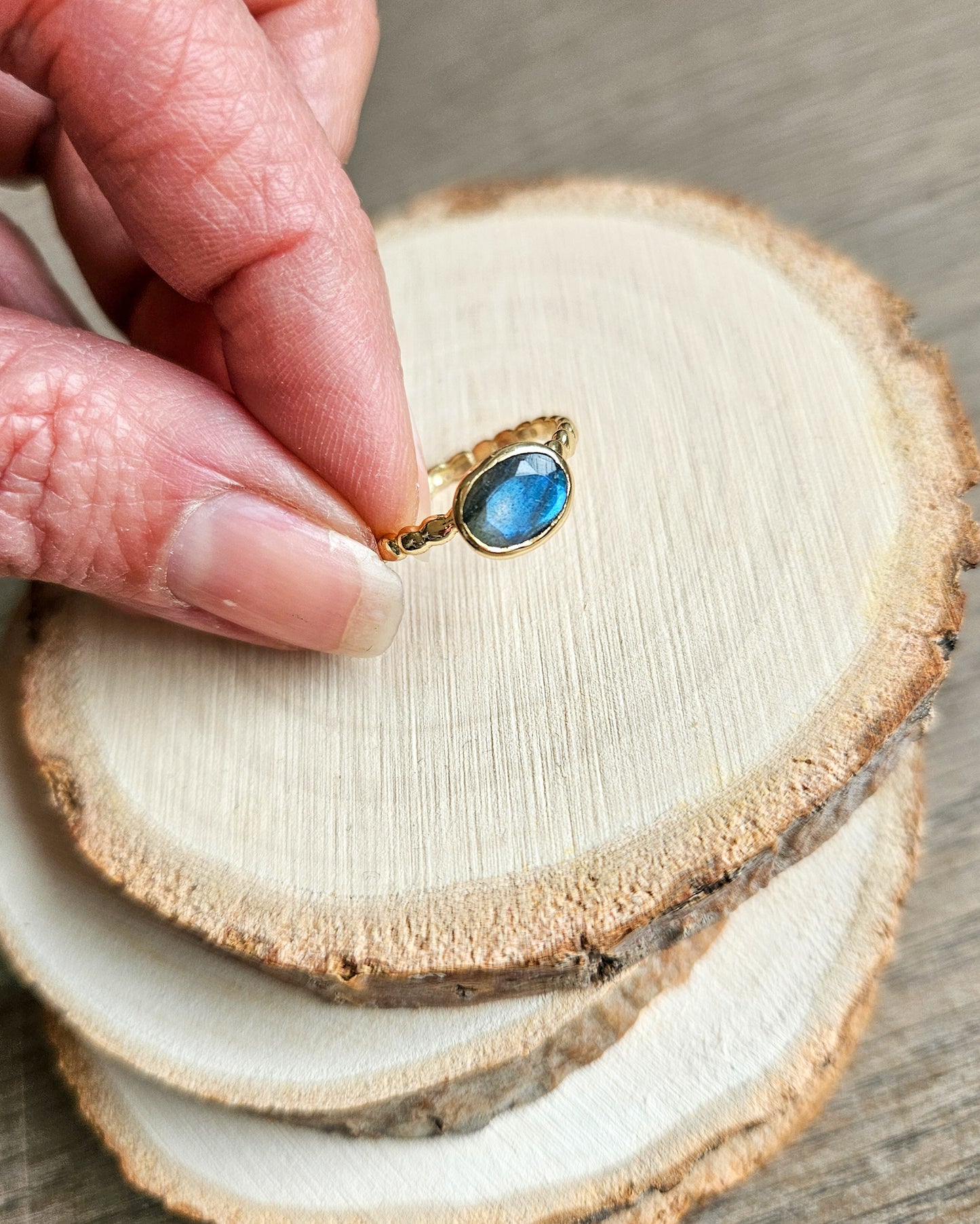 Anello zigrinato con pietre dure naturali