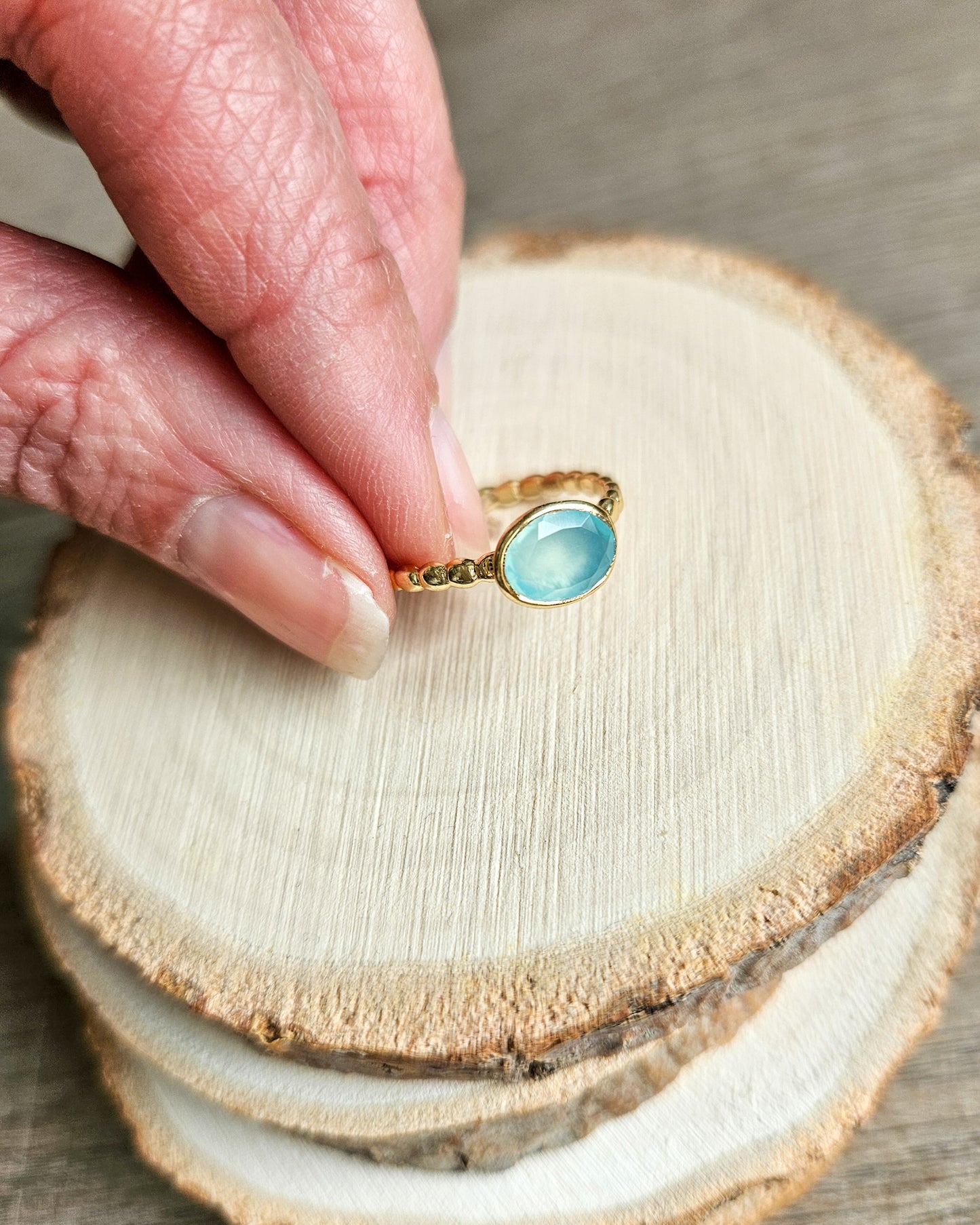 Anello zigrinato con pietre dure naturali