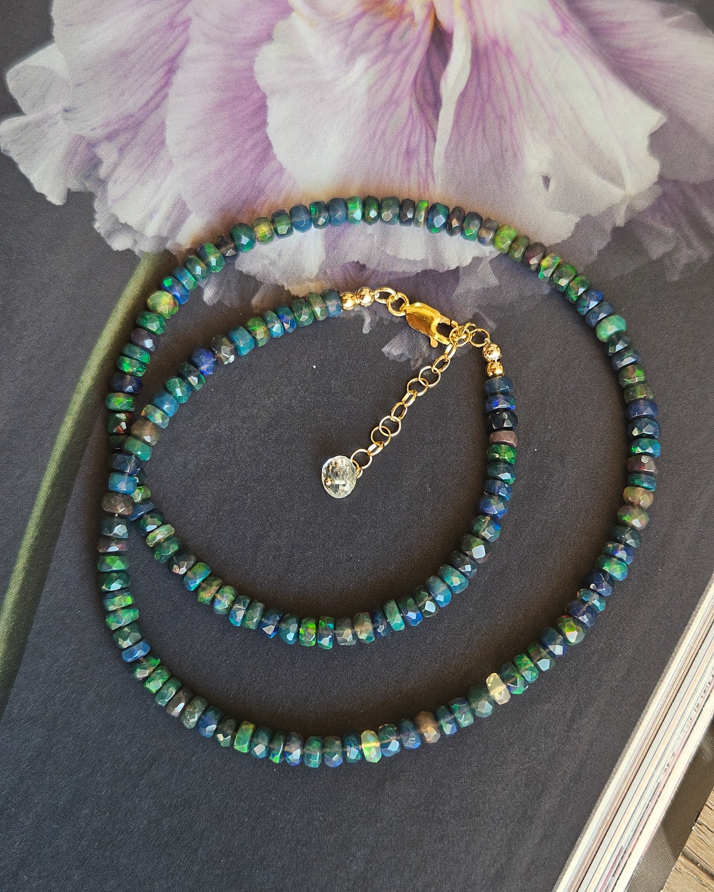 Girocollo Opale nero cangiante