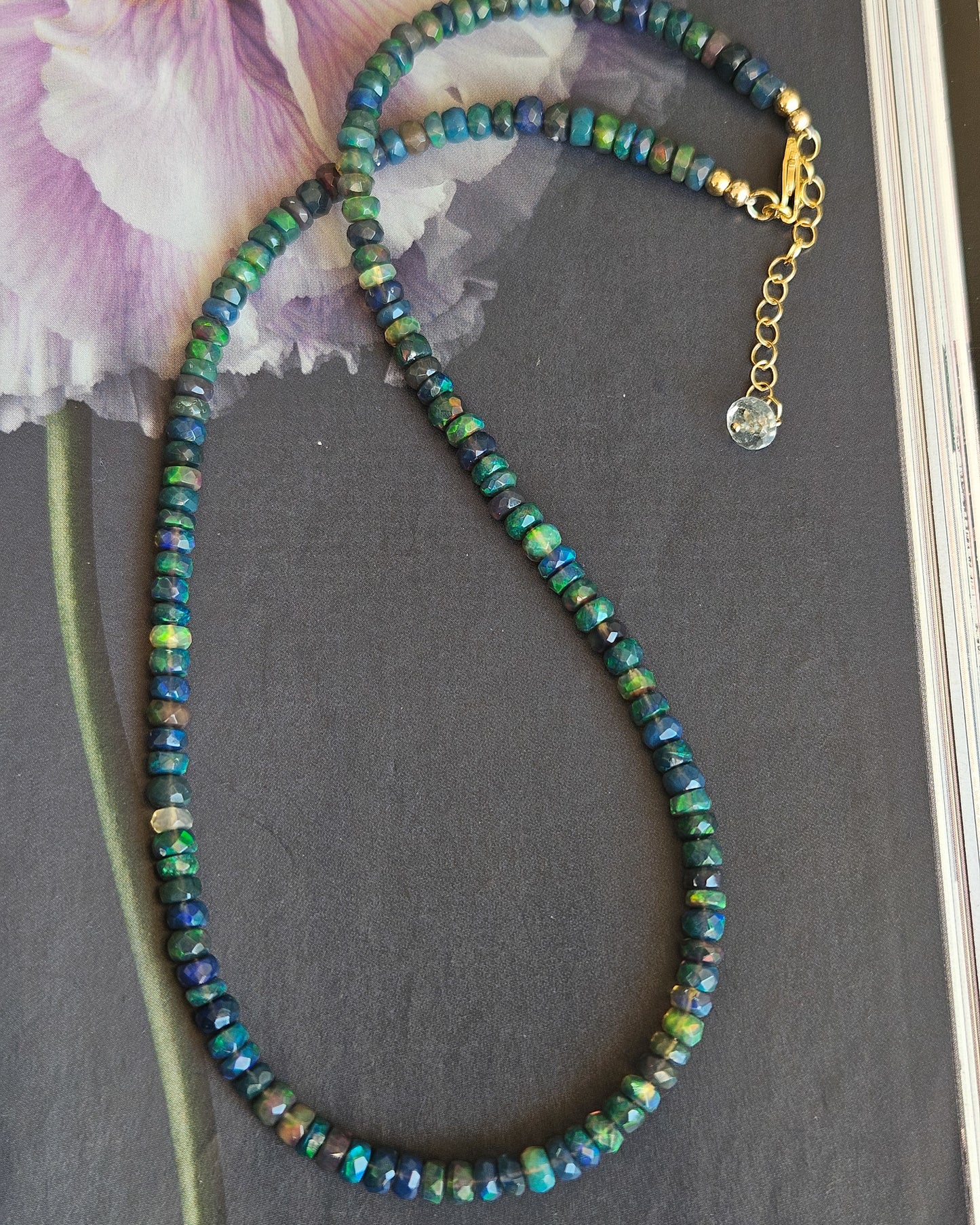 Girocollo Opale nero cangiante