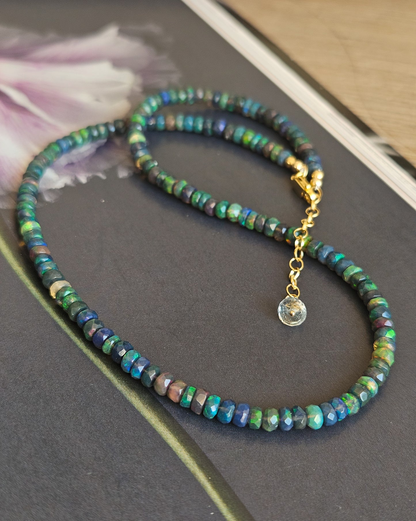 Girocollo Opale nero cangiante