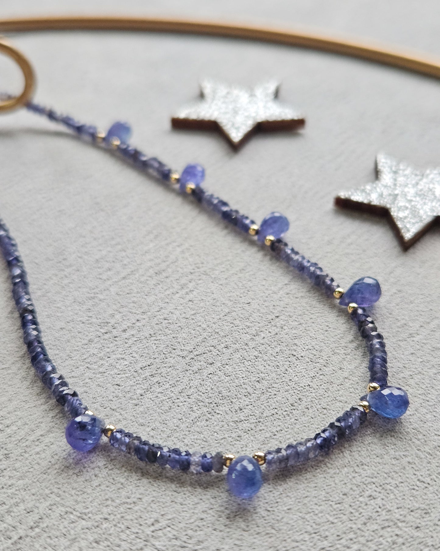 Girocollo in iolite blu e gocce di tanzanite
