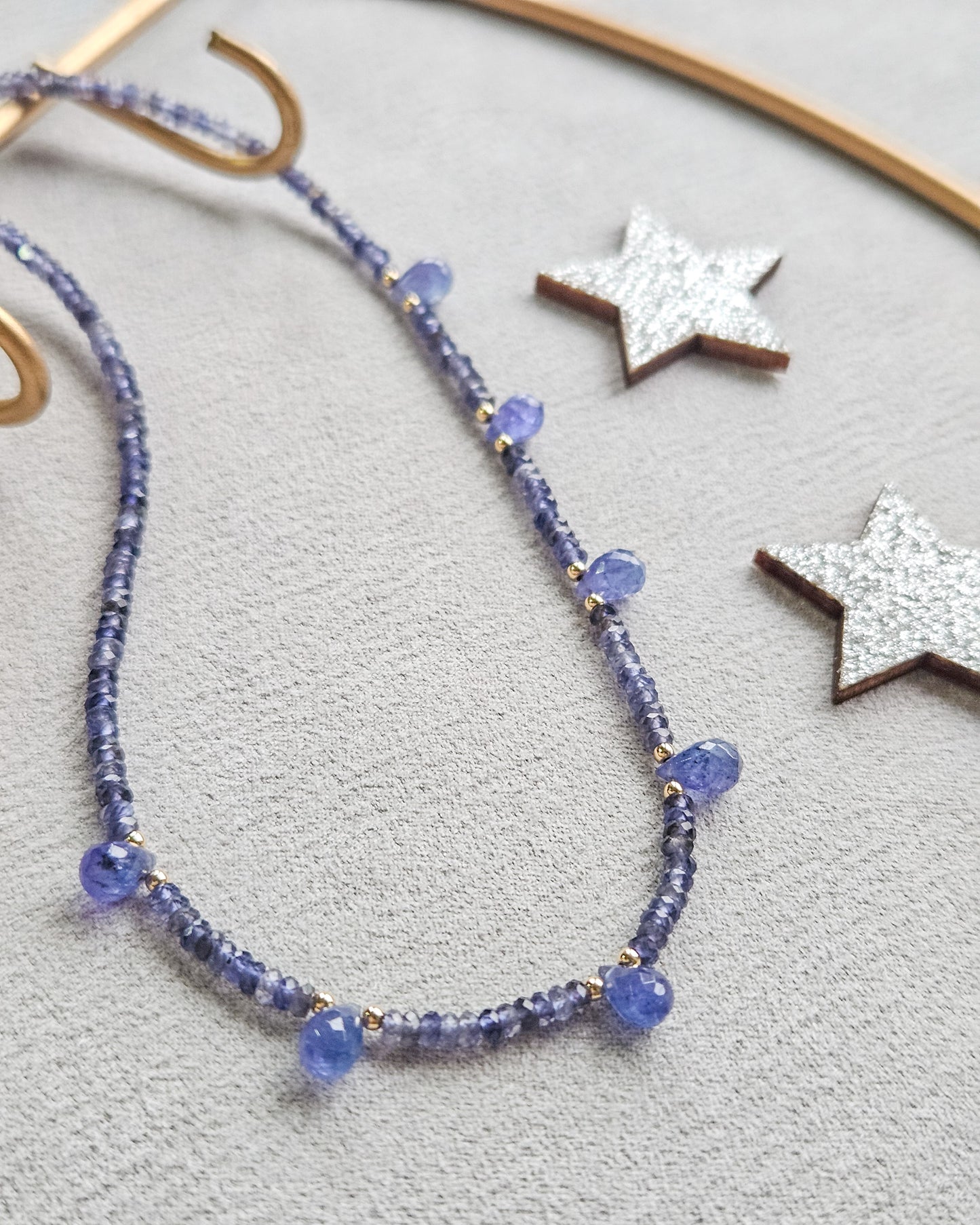 Girocollo in iolite blu e gocce di tanzanite