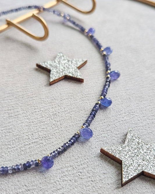 Girocollo in iolite blu e gocce di tanzanite