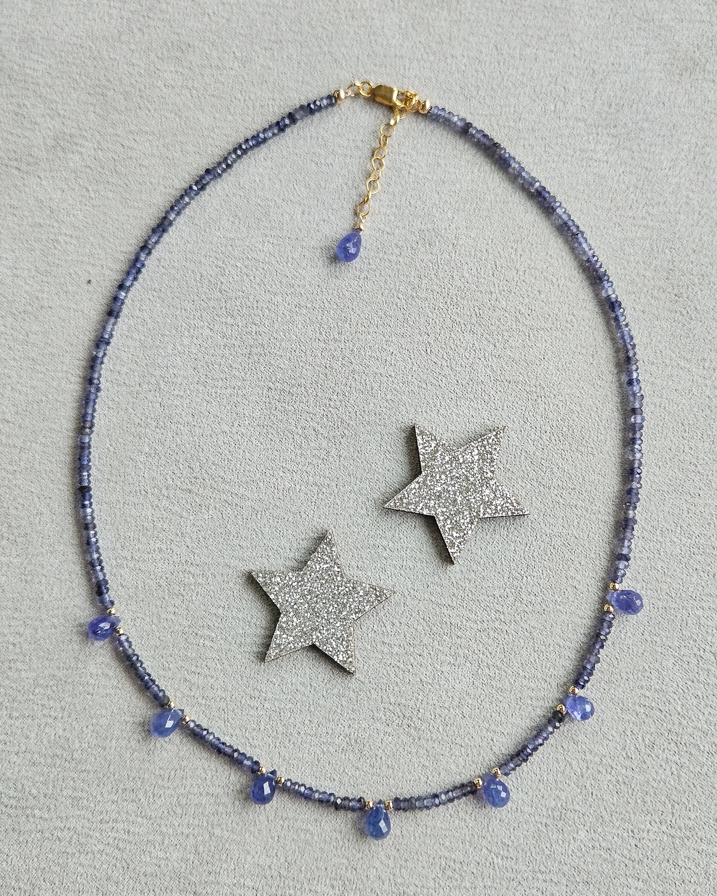 Girocollo in iolite blu e gocce di tanzanite