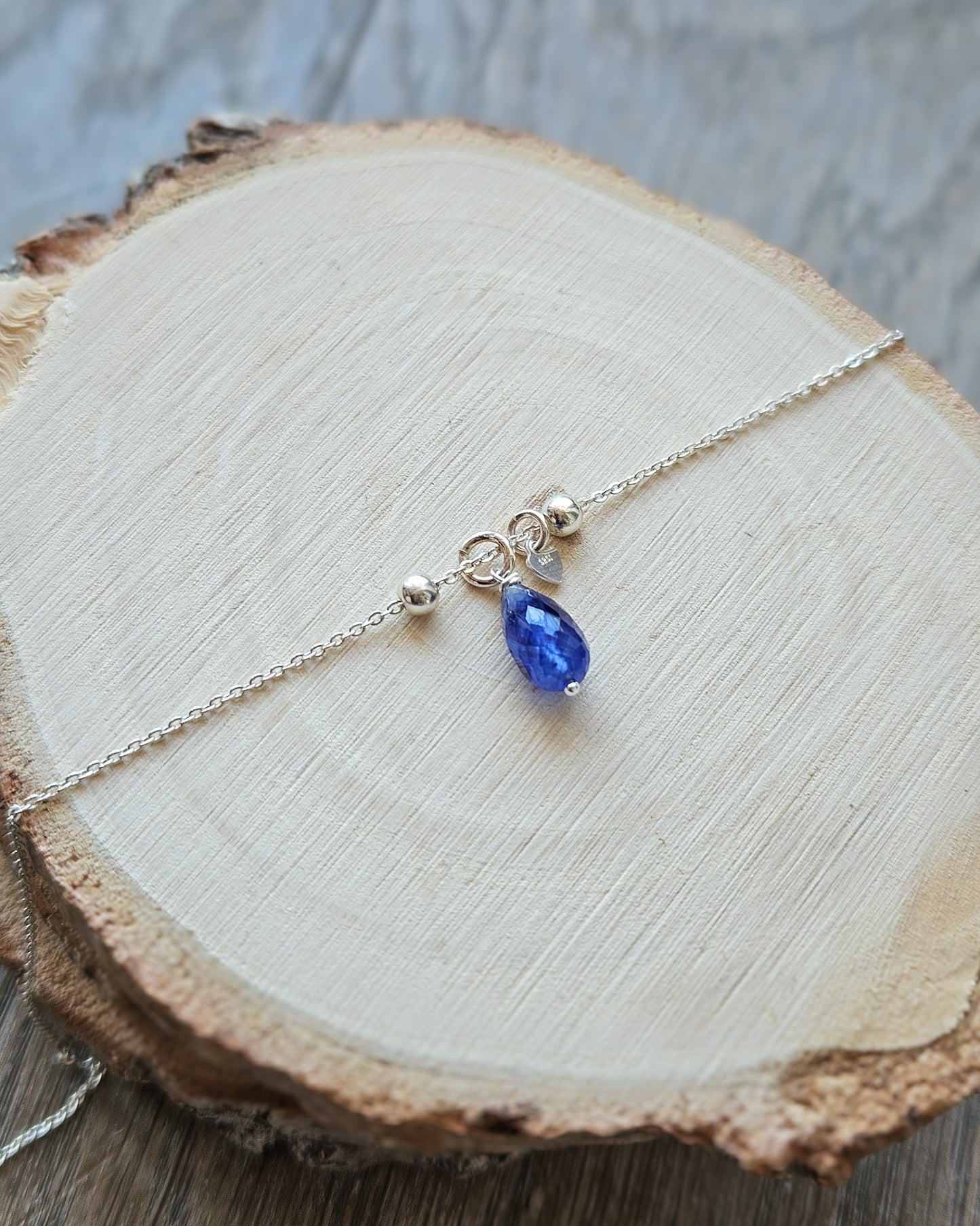 Girocollo argento con goccia di Zaffiro blu