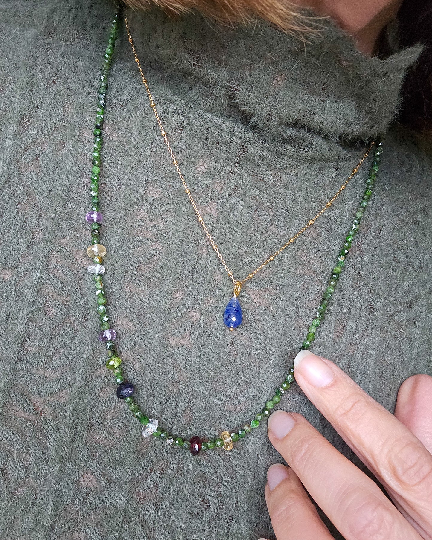 Collana oro con goccia di zaffiro blu