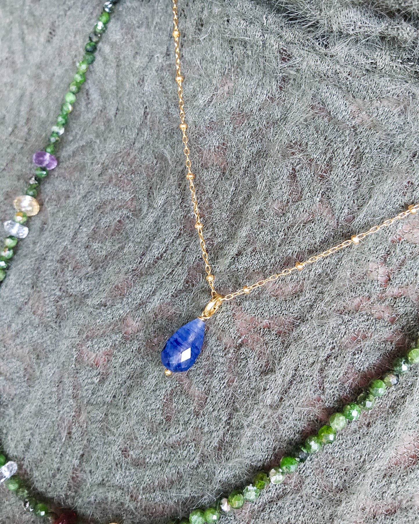 Collana oro con goccia di zaffiro blu