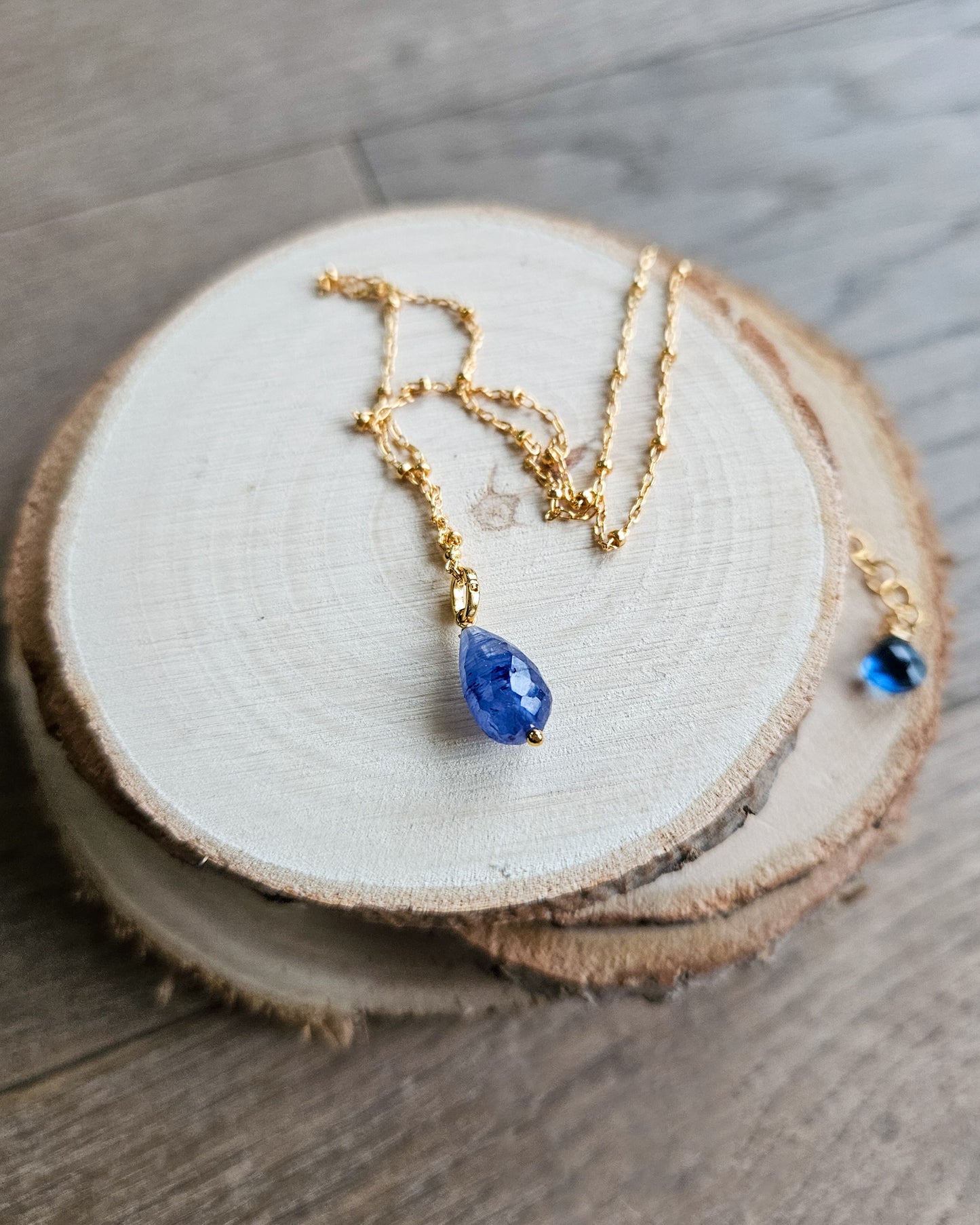 Collana oro con goccia di zaffiro blu