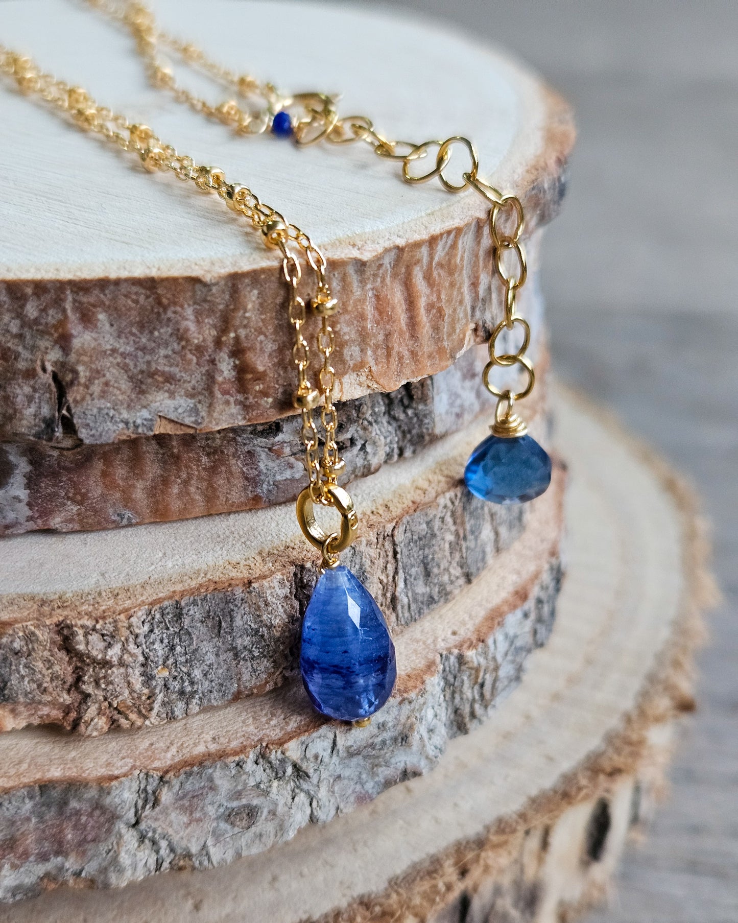 Collana oro con goccia di zaffiro blu