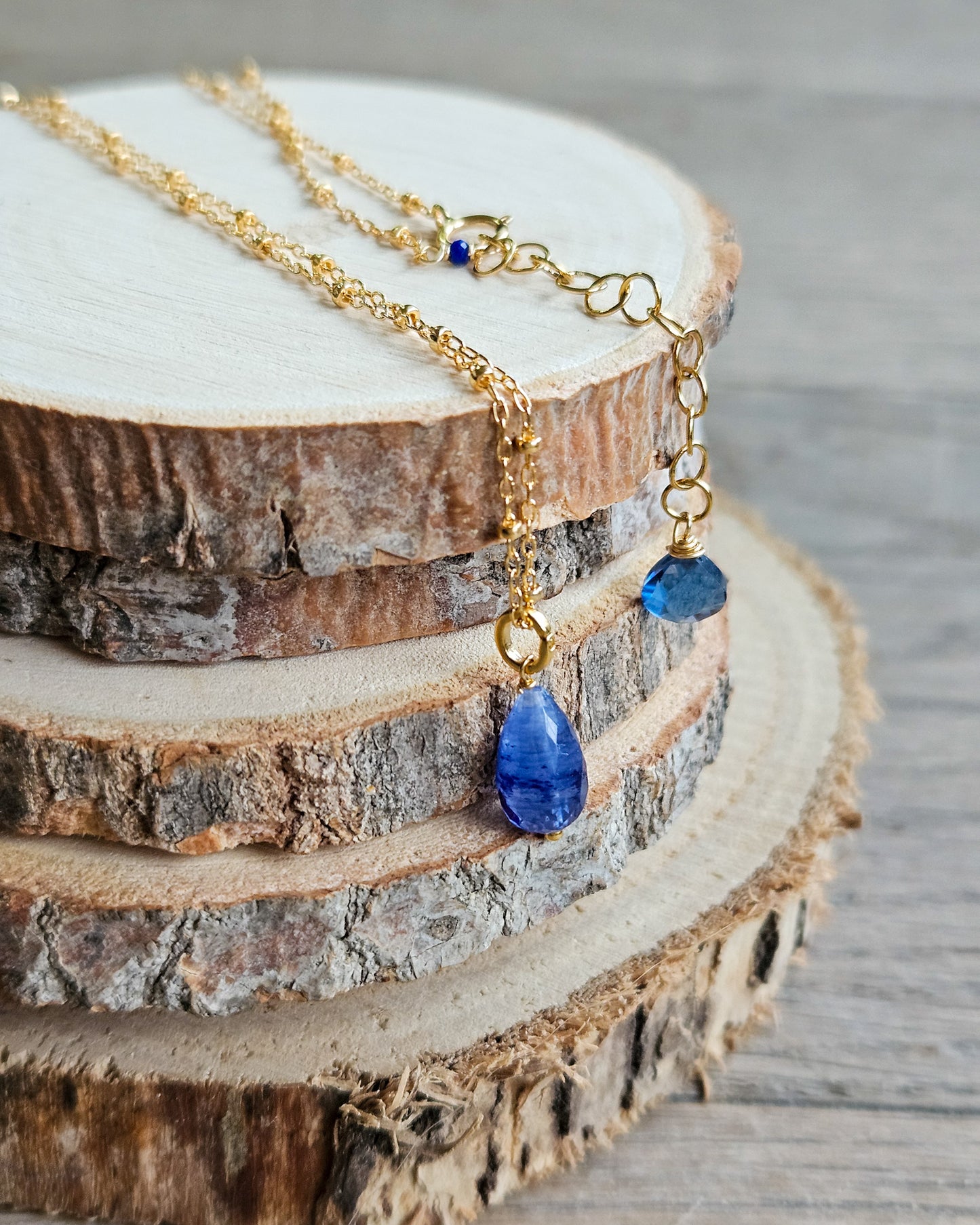 Collana oro con goccia di zaffiro blu