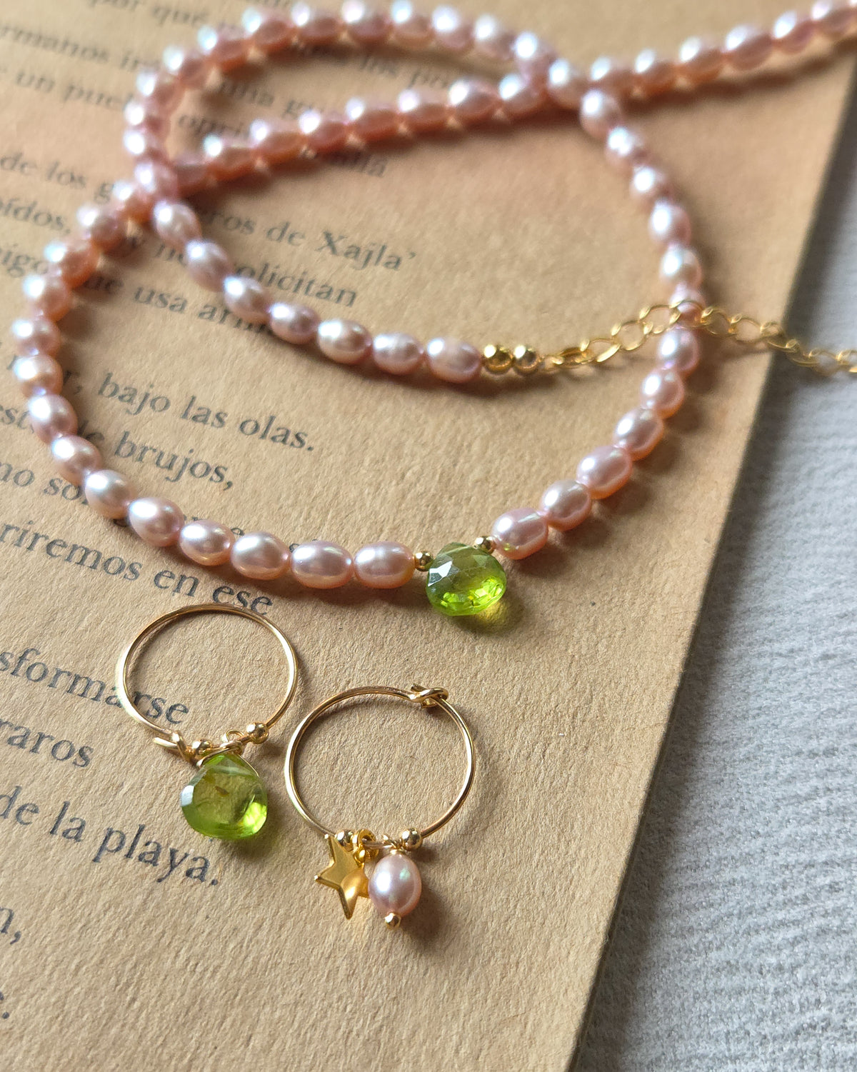 Orecchini perla rosa e peridoto
