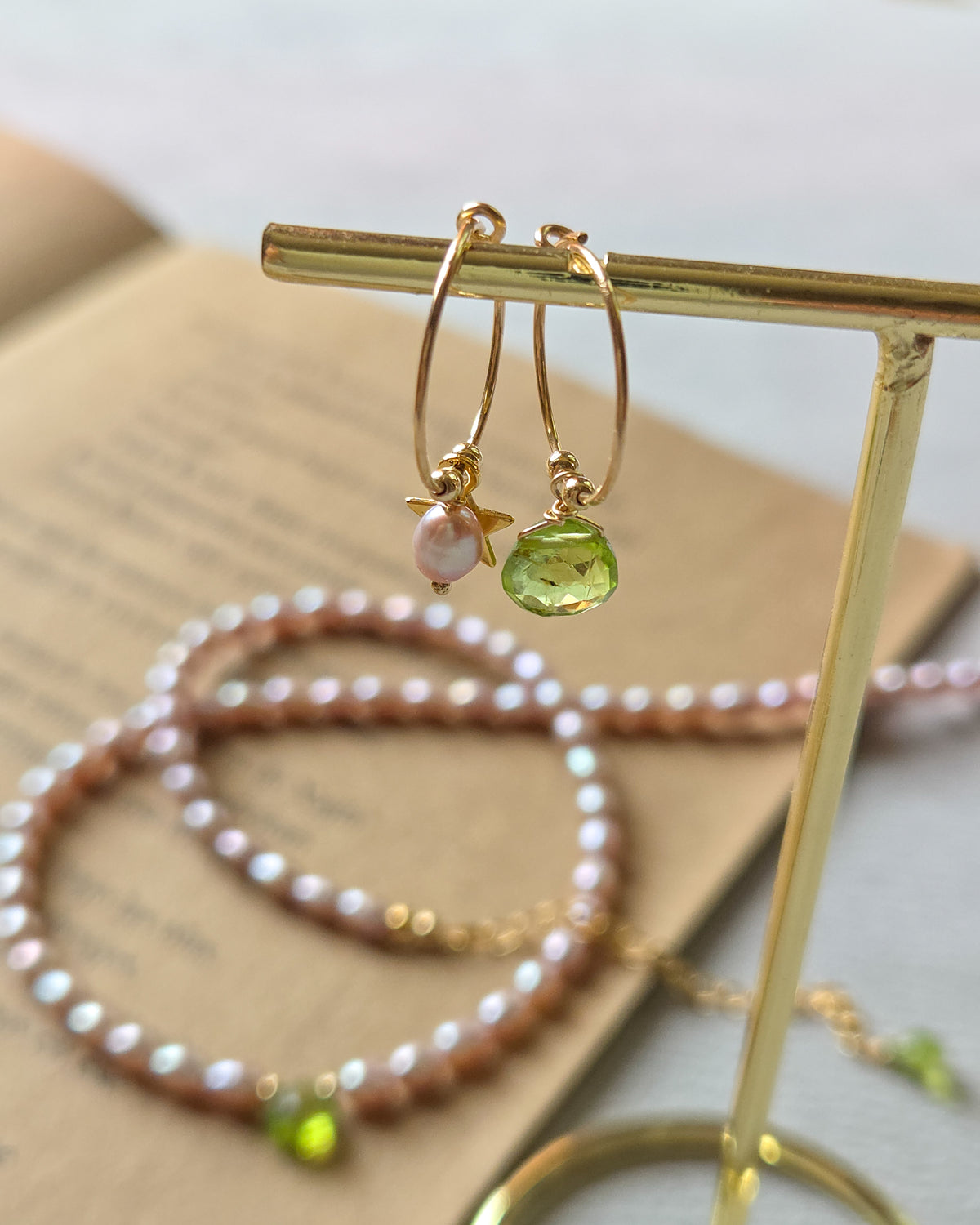 Orecchini perla rosa e peridoto