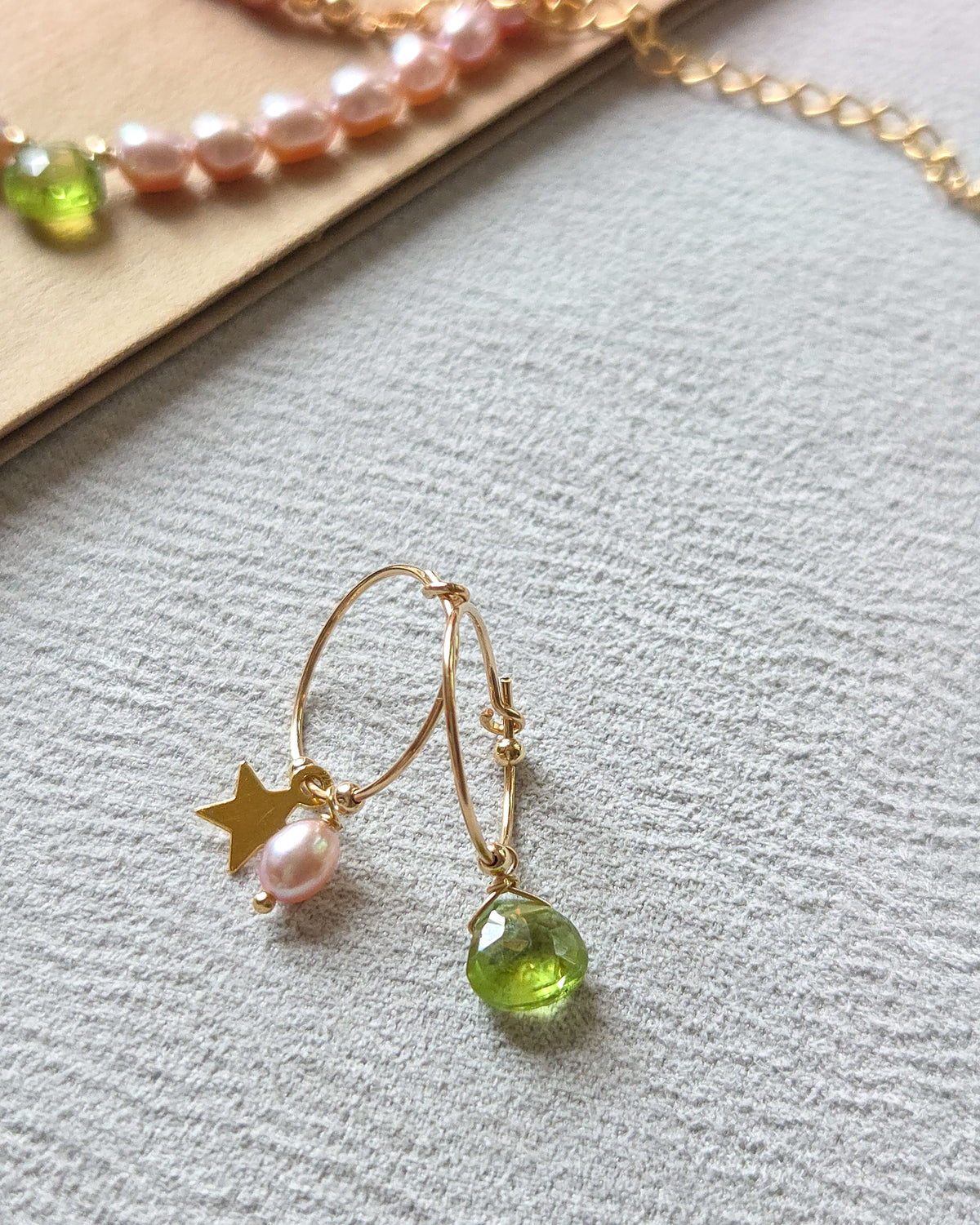 Orecchini perla rosa e peridoto
