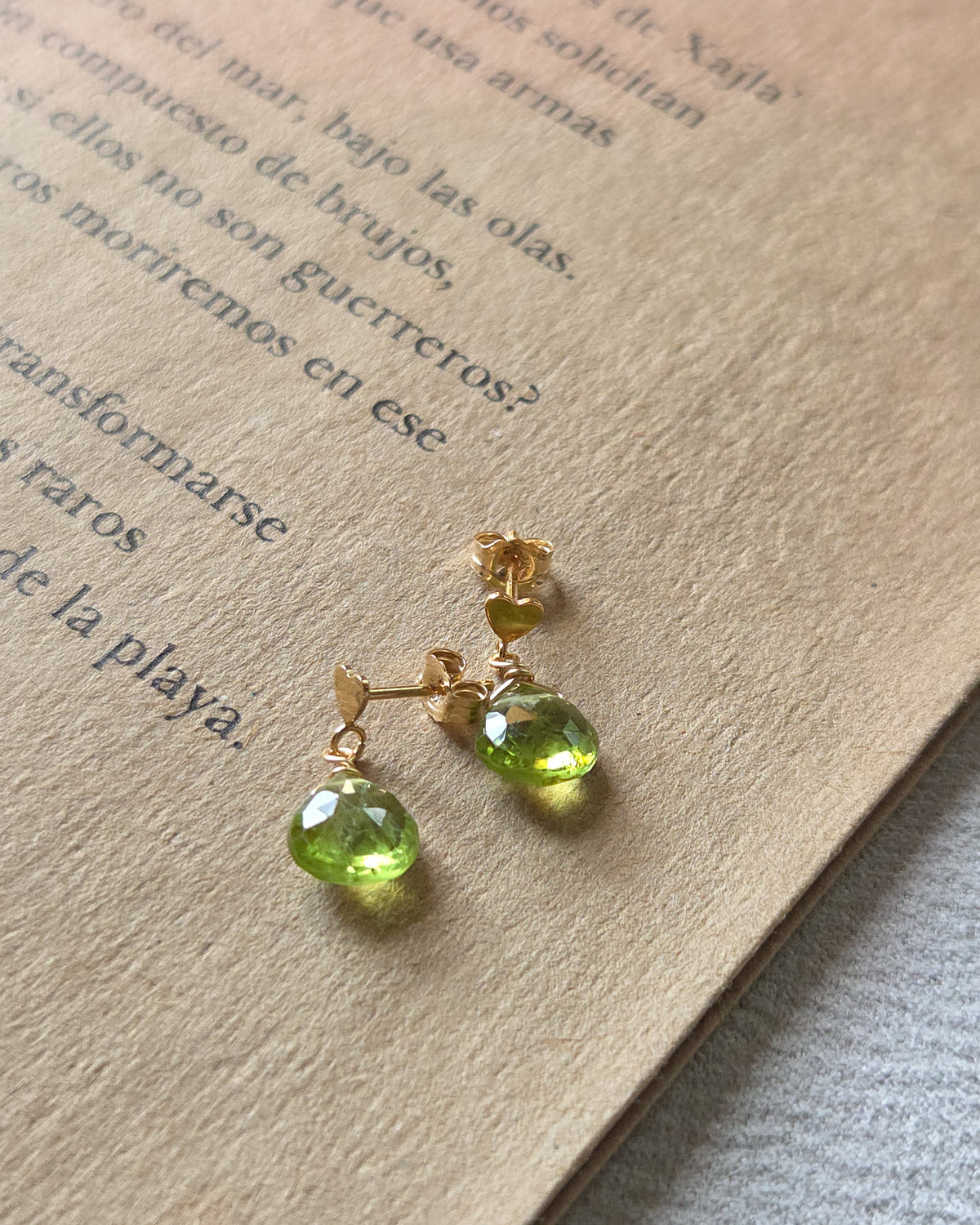 Orecchini mini cuori con peridoto